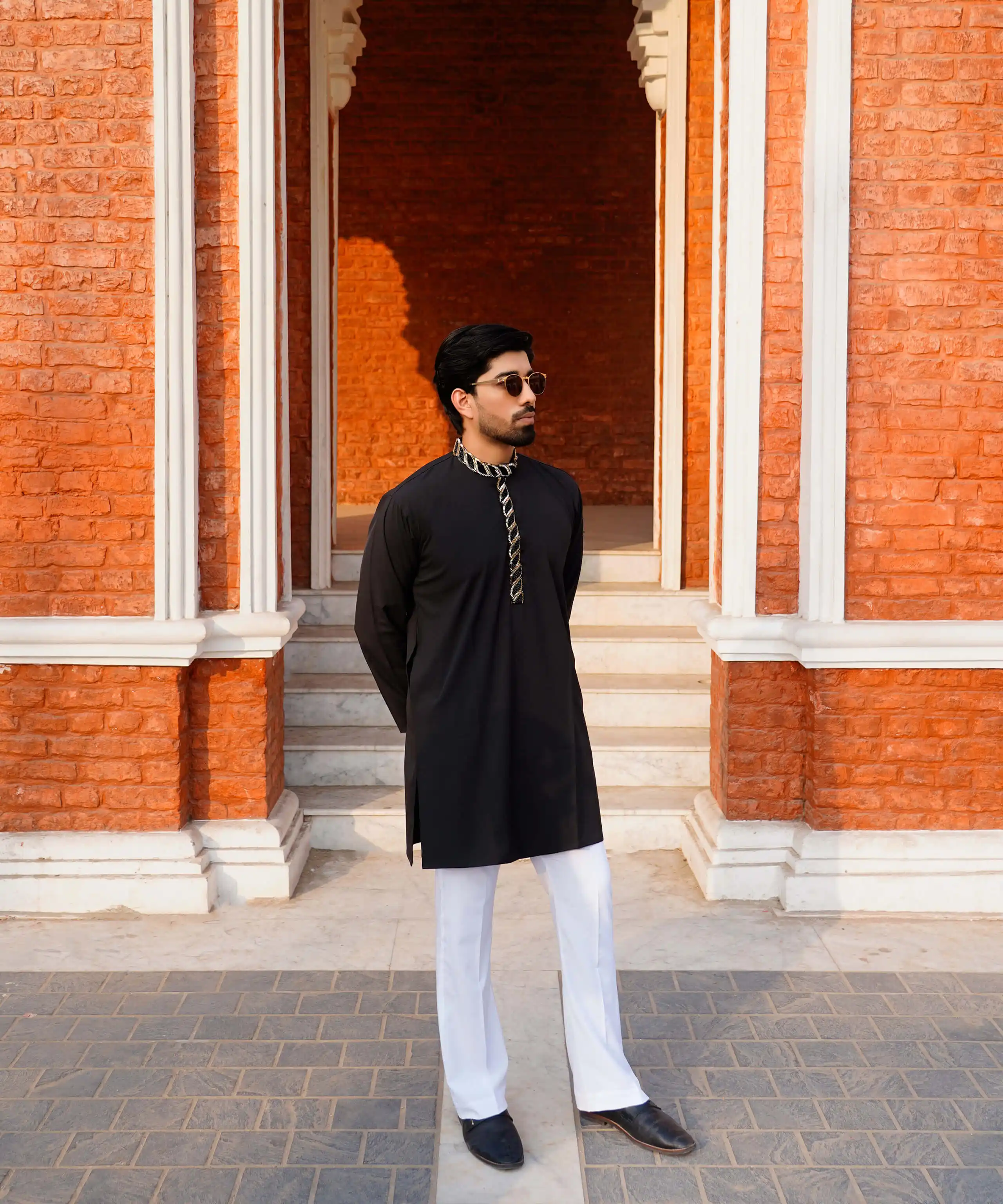 Zaruva Black Short Kurta & Bootcut Pajama Set 2