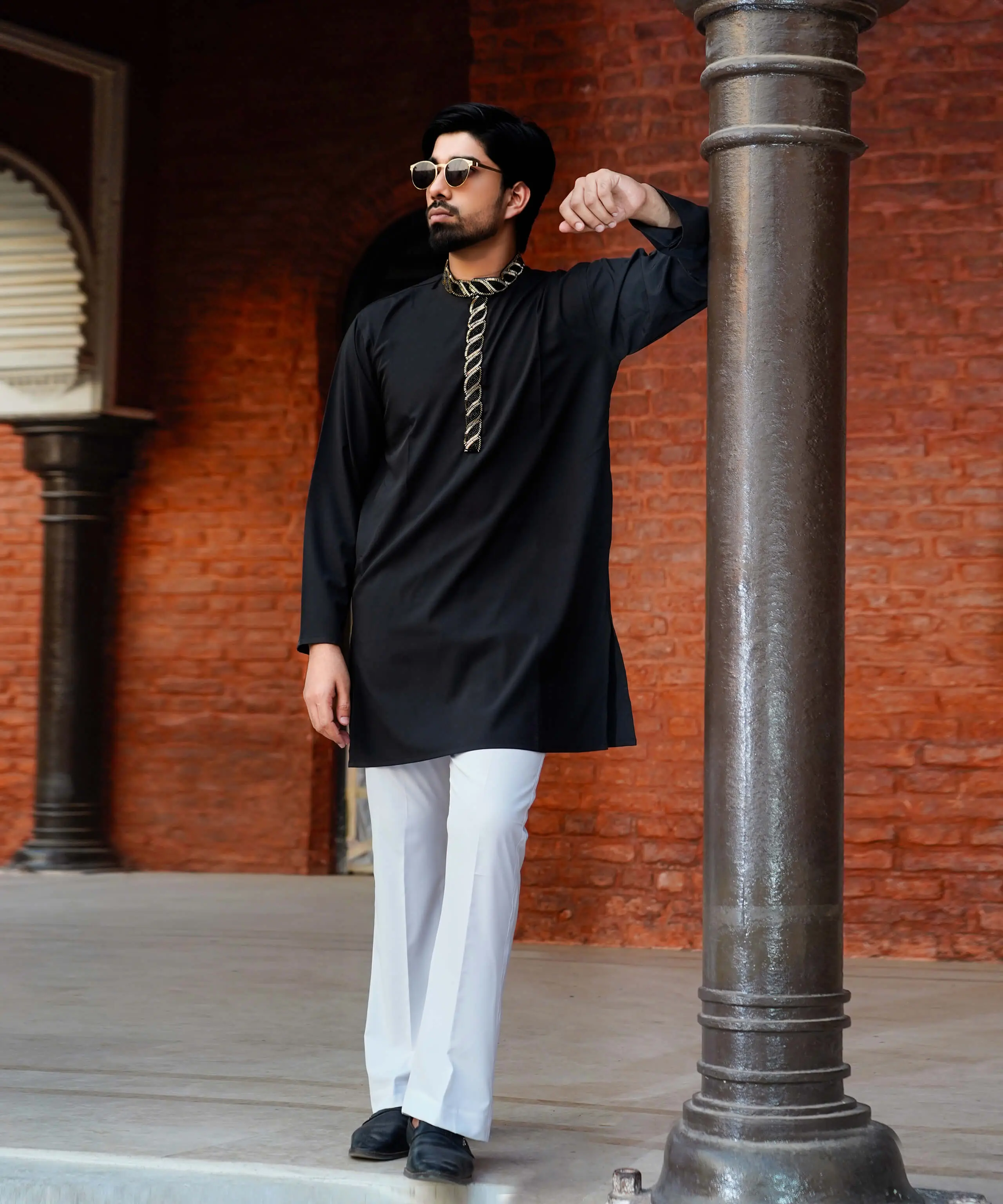 Zaruva Black Short Kurta & Bootcut Pajama Set 3
